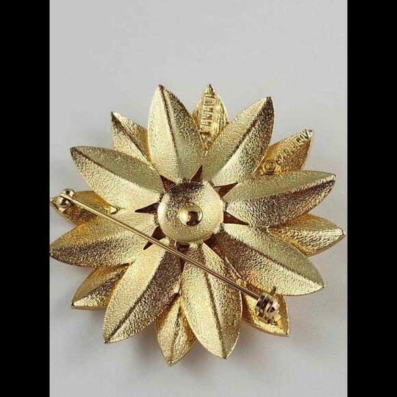 Large Vintage Flower Brooch 2 1/2 inches - Picture 3 of 3